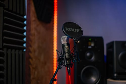 Studio 1/2 — DJ setup met draaitafels